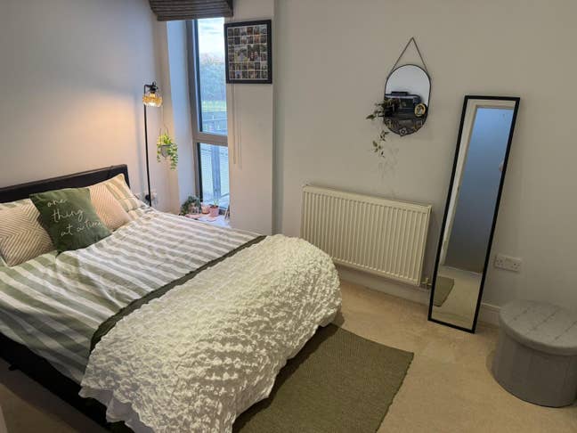 Spacious double bedroom and bathroom  Main Photo