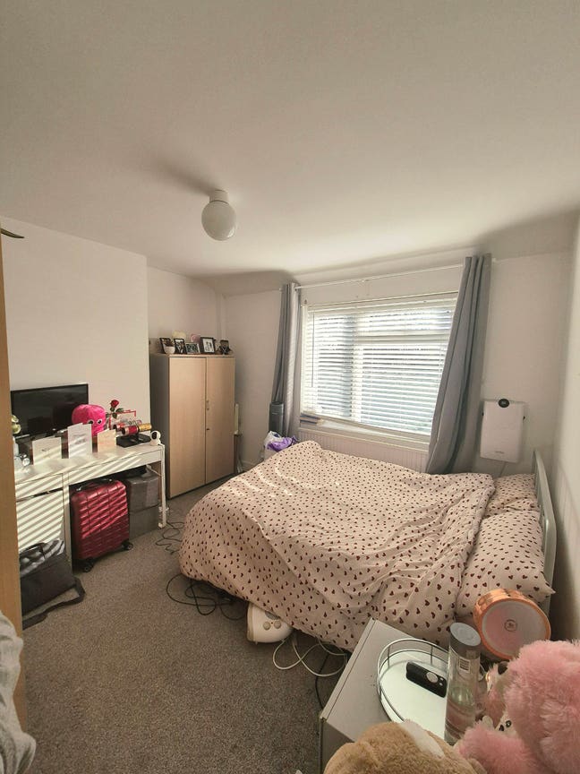 Large Double Bedroom for Rent - Bills Included Main Photo