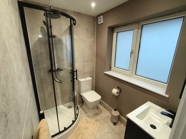 En-Suite Double Rooms | Bills Inc | Elizabeth Line Main Photo