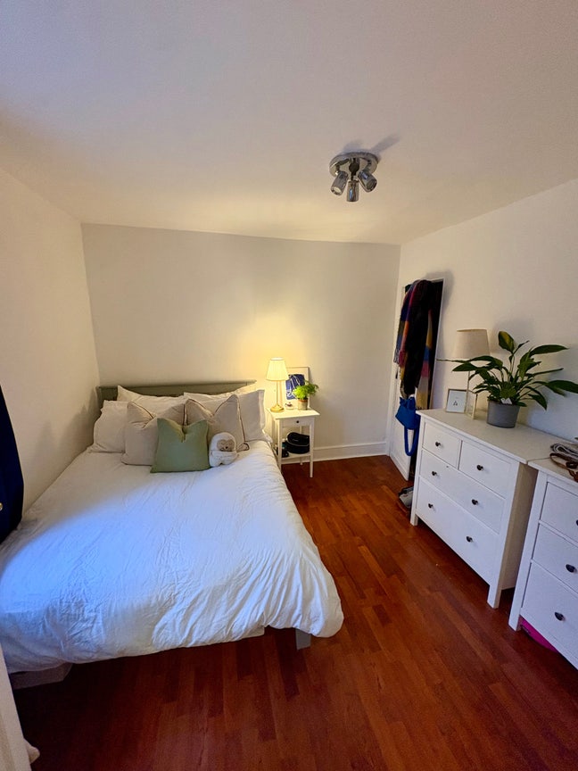 Double Room Available in Spacious 2-bed Main Photo