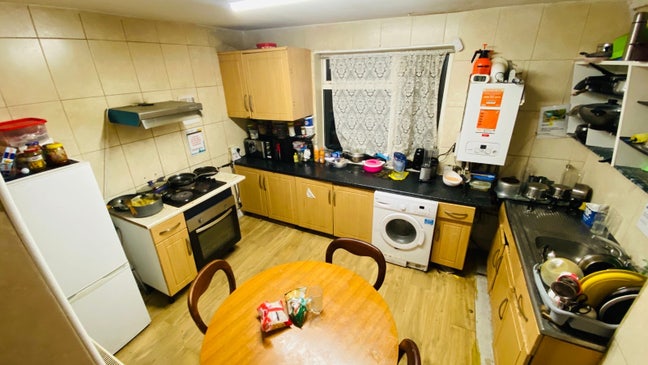 Sharing Room  Main Photo