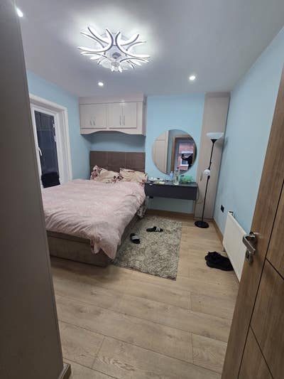 A room to rent in fully furnished house. Main Photo