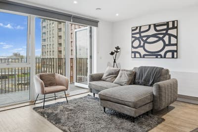 Riverside Luxe Residence - 2Bed 2Bath Main Photo