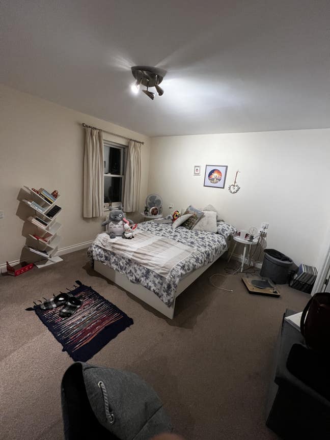 Room and ensuite available in a three bed house Main Photo