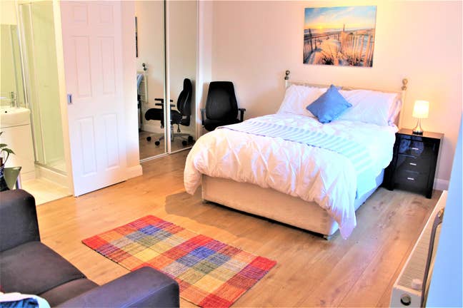 E-s double rooms in quiet cottage nr town centre Main Photo