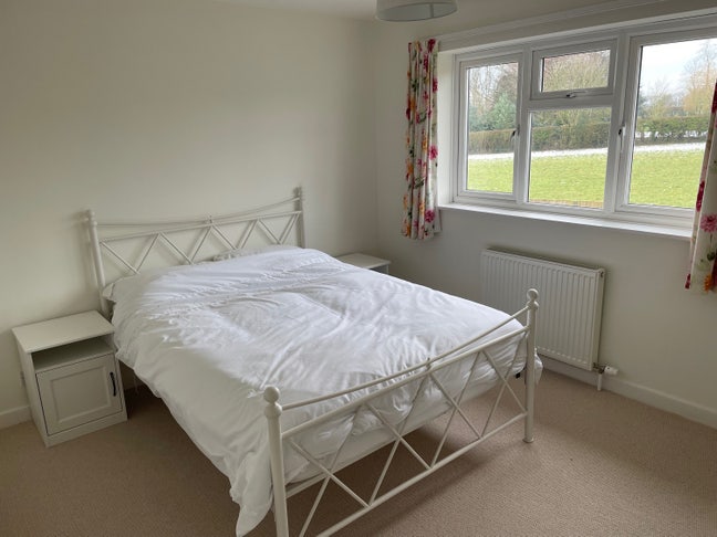 Large double & double bedrooms In detached 3 bed  Main Photo