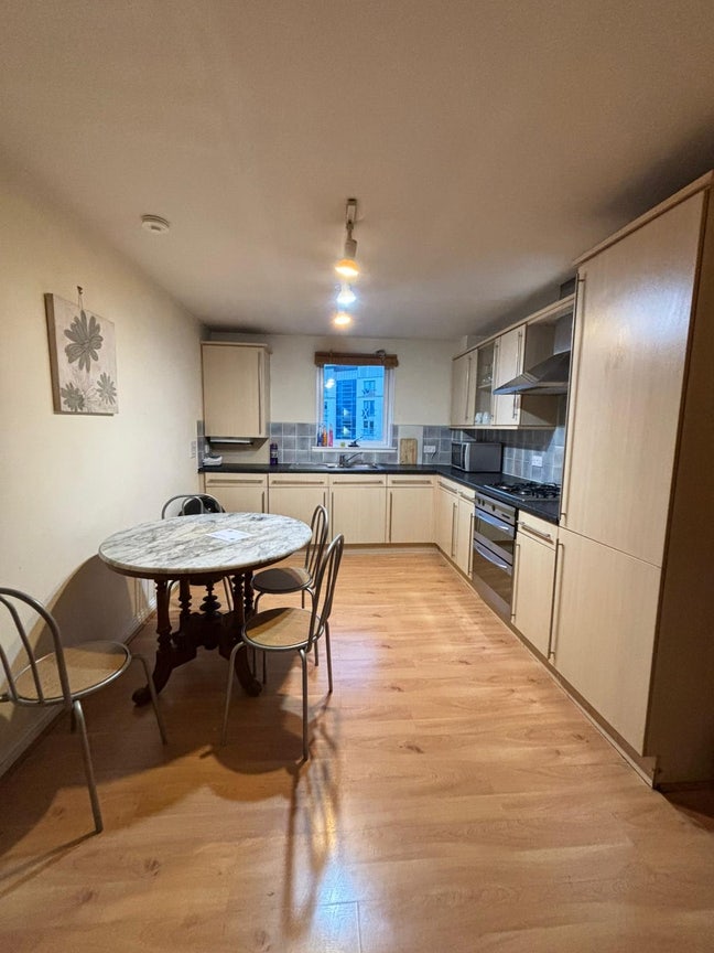 Looking for a female flatmate  Main Photo