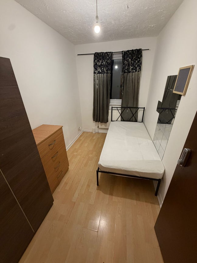 Single Room in Westferry &pound;340Deposit Main Photo