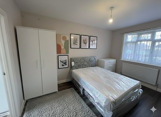 Large Ensuite room In Norbury/Stratham Main Photo