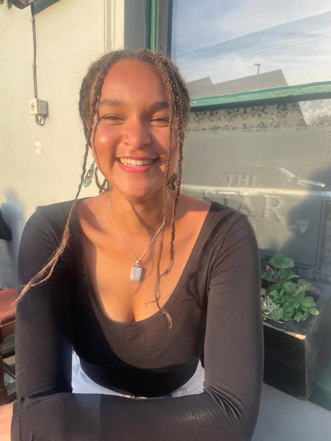 Professional female seeking room in Guildford Main Photo