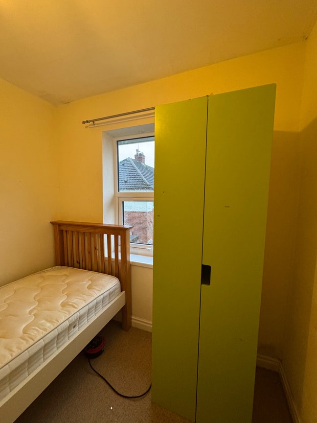 Room available for a girl  Main Photo