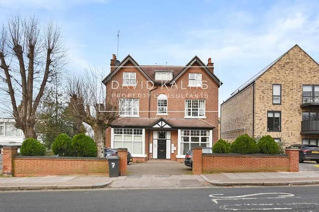 2 bed 2 bath apartment in North London Main Photo