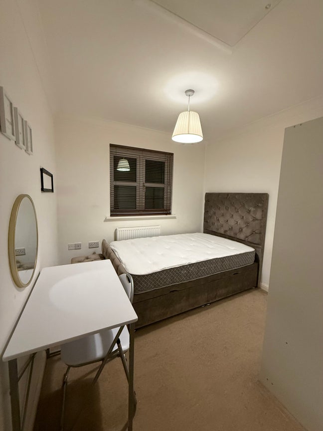 Double bedroom with shared bathroom Main Photo