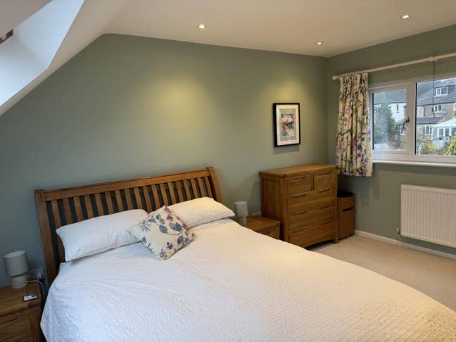 Large en-suite room in quiet house  Main Photo
