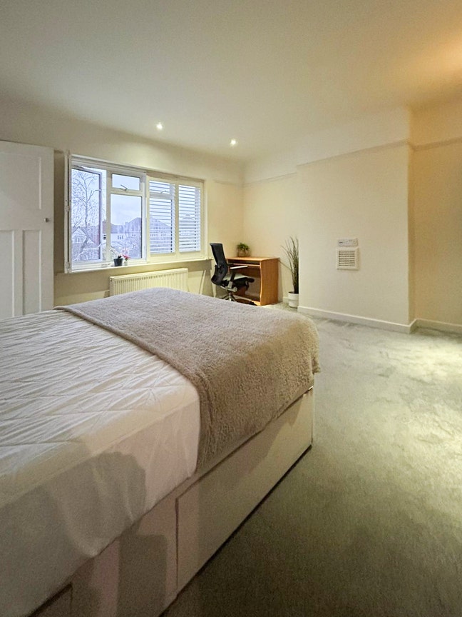 Spacious Ensuite Room in Worcester Park Main Photo