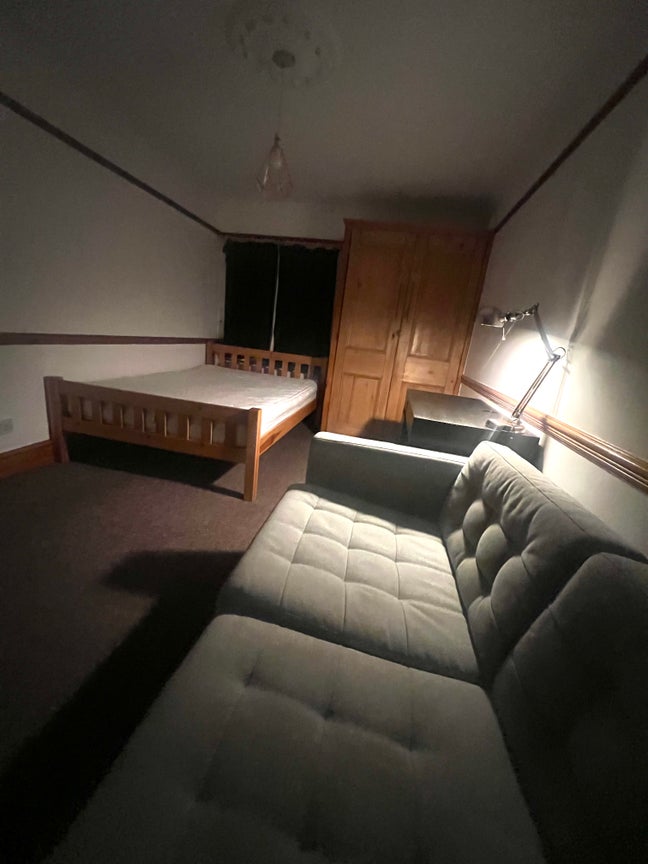 Bright Large Double Room in Leytonstone  Main Photo