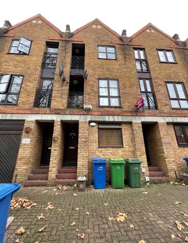 Looking for 2 flatmates! Main Photo