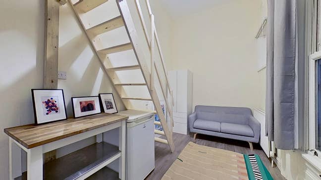 Bright Rooms on leafy residential street Main Photo