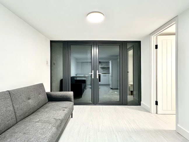 Self-contained 1 bedroom flat  Main Photo