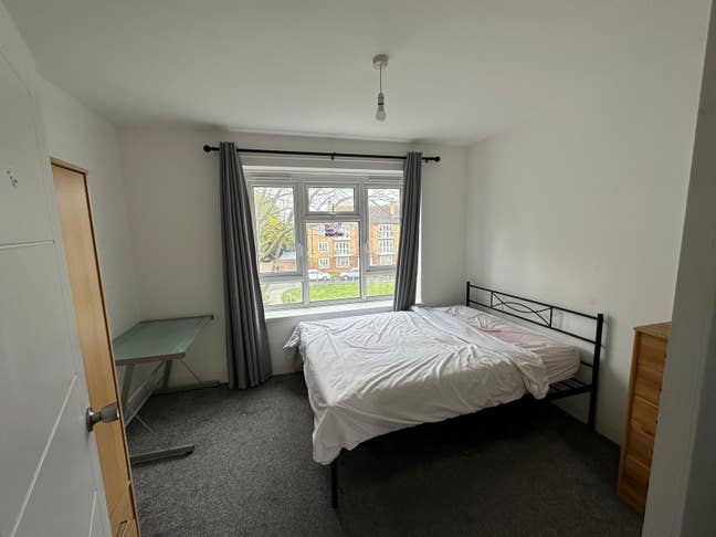 Double size room with food options to rent  Main Photo