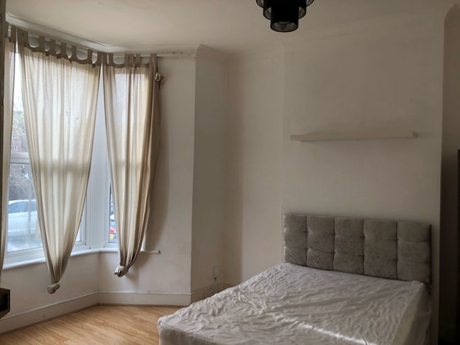 Spacious Double room available in manor park  Main Photo