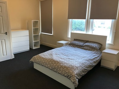 Ensuite room available near train station (b73) Main Photo