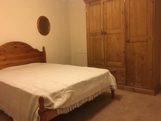 Large room in shared Redhill house Main Photo