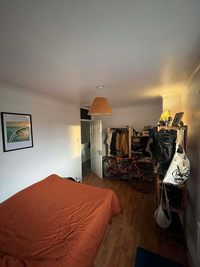 Social house, spacious light room for rent in E2 Main Photo