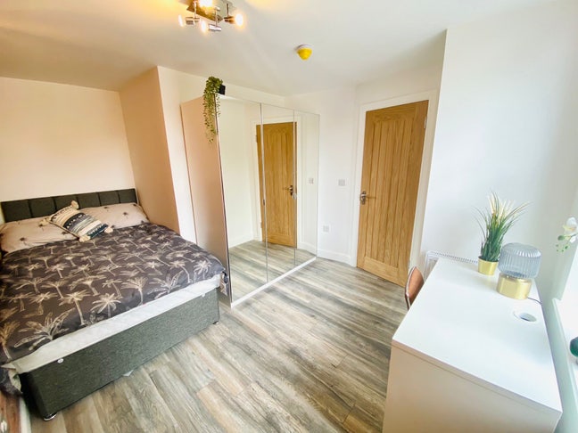 Designer 8 Bed Fallowfield House Main Photo