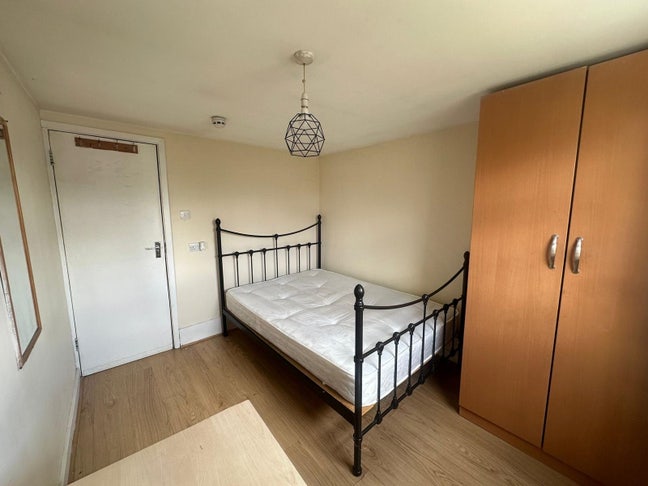 Double room available in E15 (BILLS INC) Main Photo