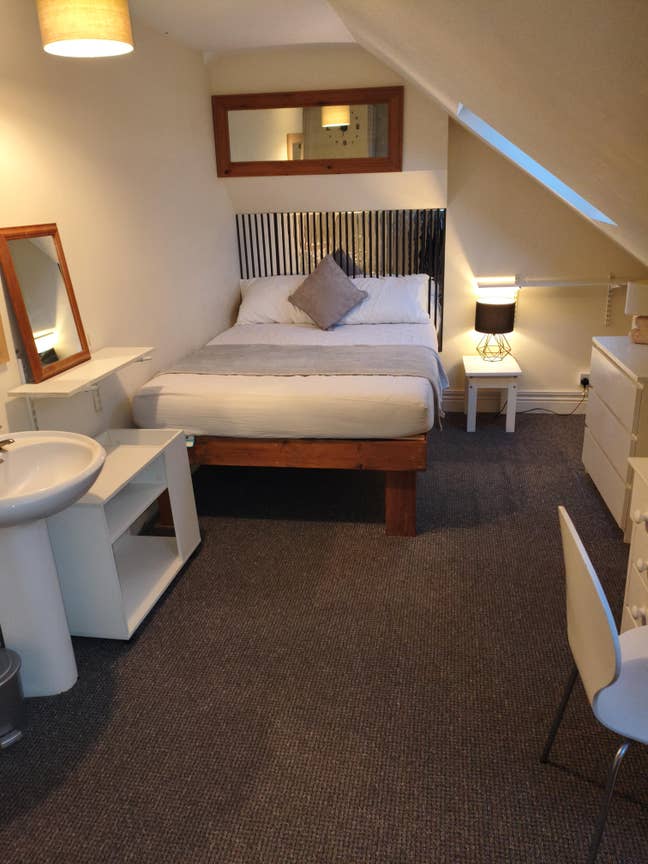 *Clean And Comfortable* Loft Room Main Photo