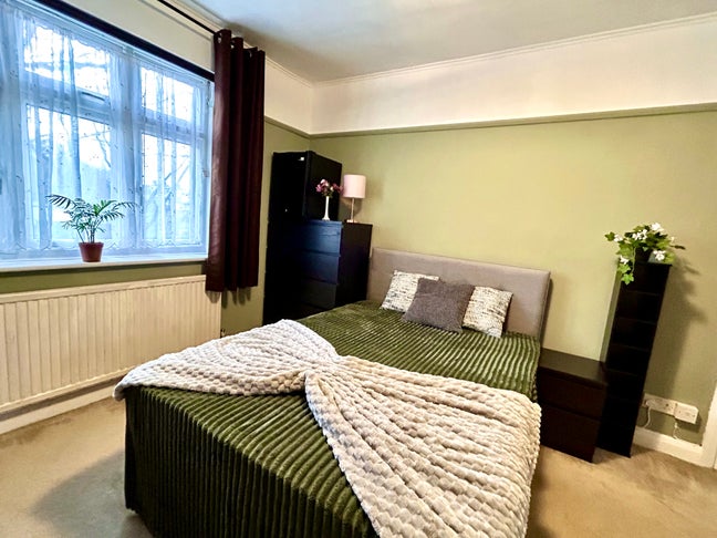 Good Size-High Spec Double Room to rent, Ealing –  Main Photo