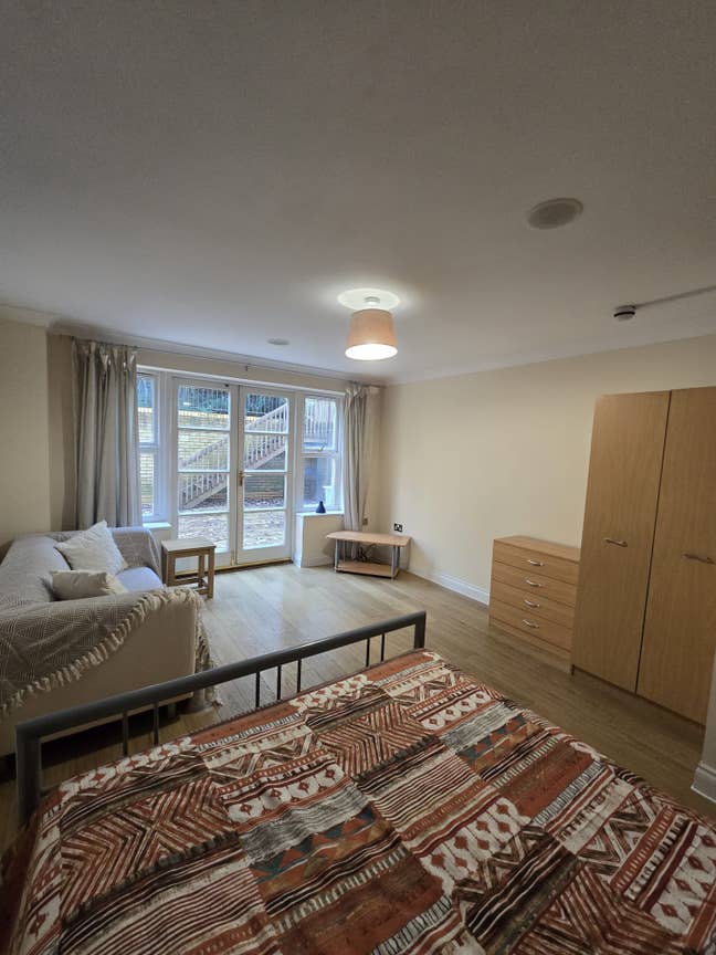 Beautiful Double Room Close to University!  Main Photo