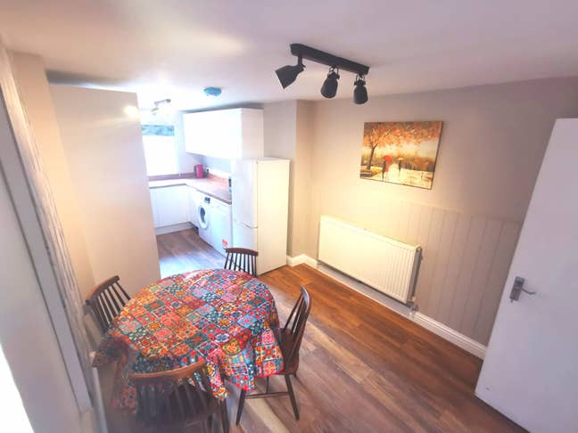 Ensuite Rooms in a newly decorated house share  Main Photo