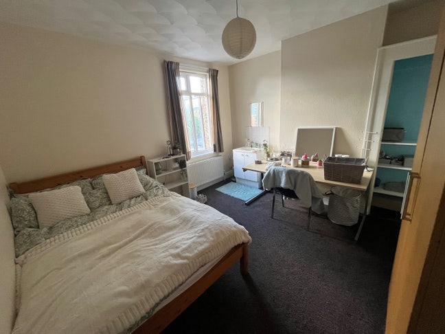 Room Available - 14 Divinity Main Photo