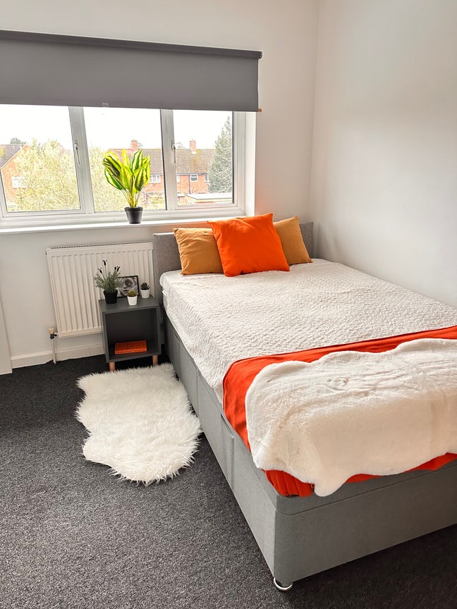 Stunning Double En-suite Room Soon Available!  Main Photo