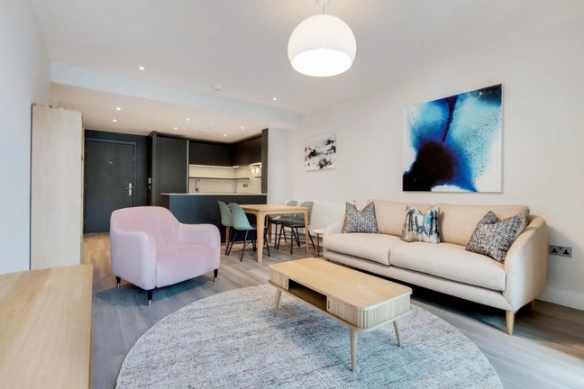 Room with private washroom available  Main Photo