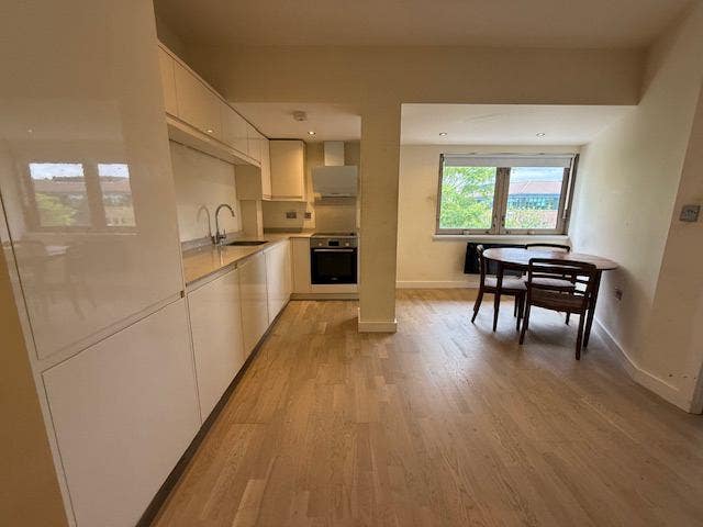 1 bedroom Apartment to Rent in Leatherhead Main Photo