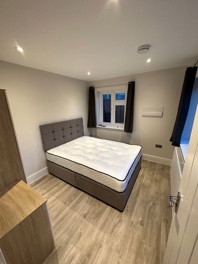 Room available in 5 bed house share Danbury Main Photo