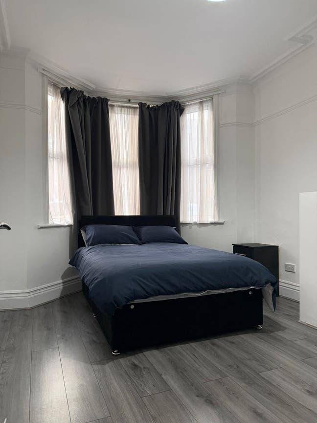 Spacious 4 BedRoom LU1 Main Photo