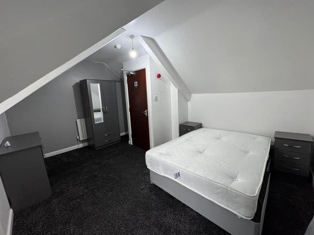 3 rooms remaining in a 5 bedroom house! Main Photo