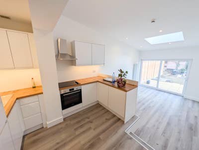 Modern, newly refurbished 3 bedroom flat Main Photo