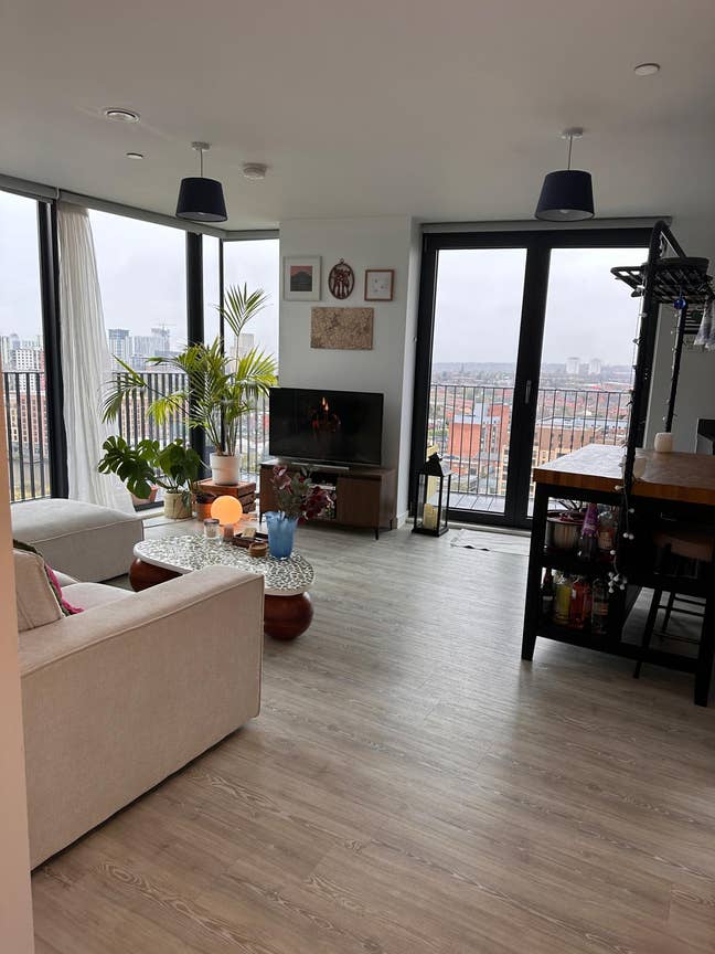 2 bed, 2 bath, balcony, top floor - unfurnished Main Photo