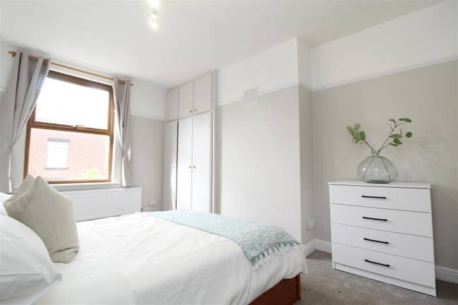 Fully Furnished Bedroom with Ensuite in LS13 Main Photo
