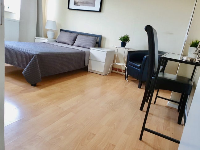 Double  room, near Barnes station. Main Photo