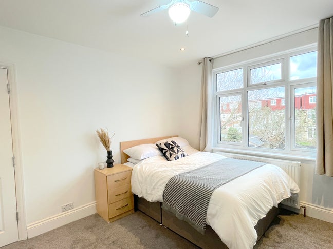 Large Room in Beautiful House in Motspur Park Main Photo