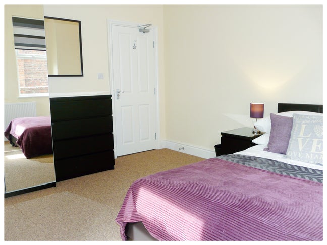 Lovely Double Ensuite  nr Stockport Train  Station Main Photo