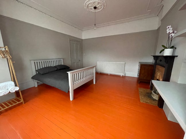 Very Large & Bright Double Room Main Photo