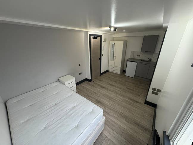 DSS-Studio Flat Available in Feltham Ashford TW16 Main Photo