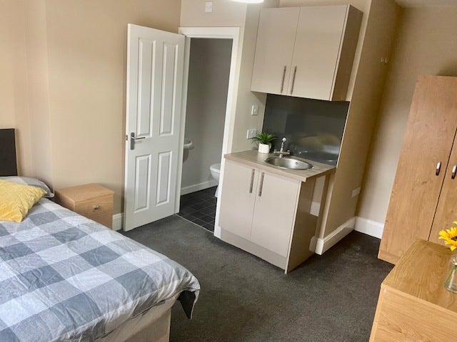 Large double room, en suite & kitchenette Main Photo